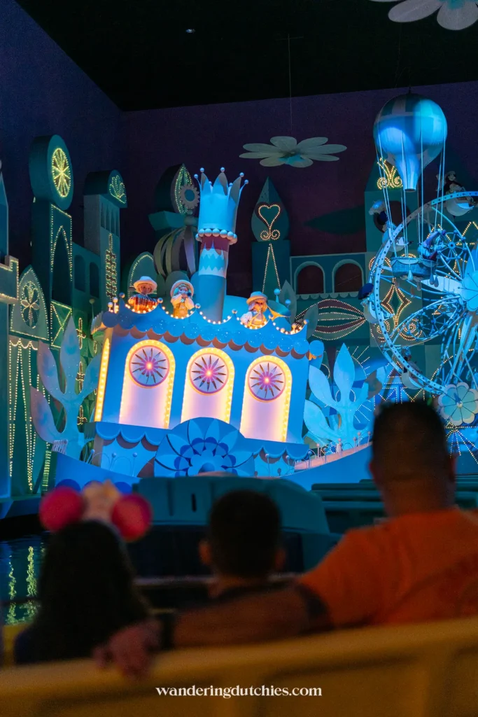 Bezoekers genieten van de kleurrijke attractie 'It’s a Small World' in Walt Disney World.