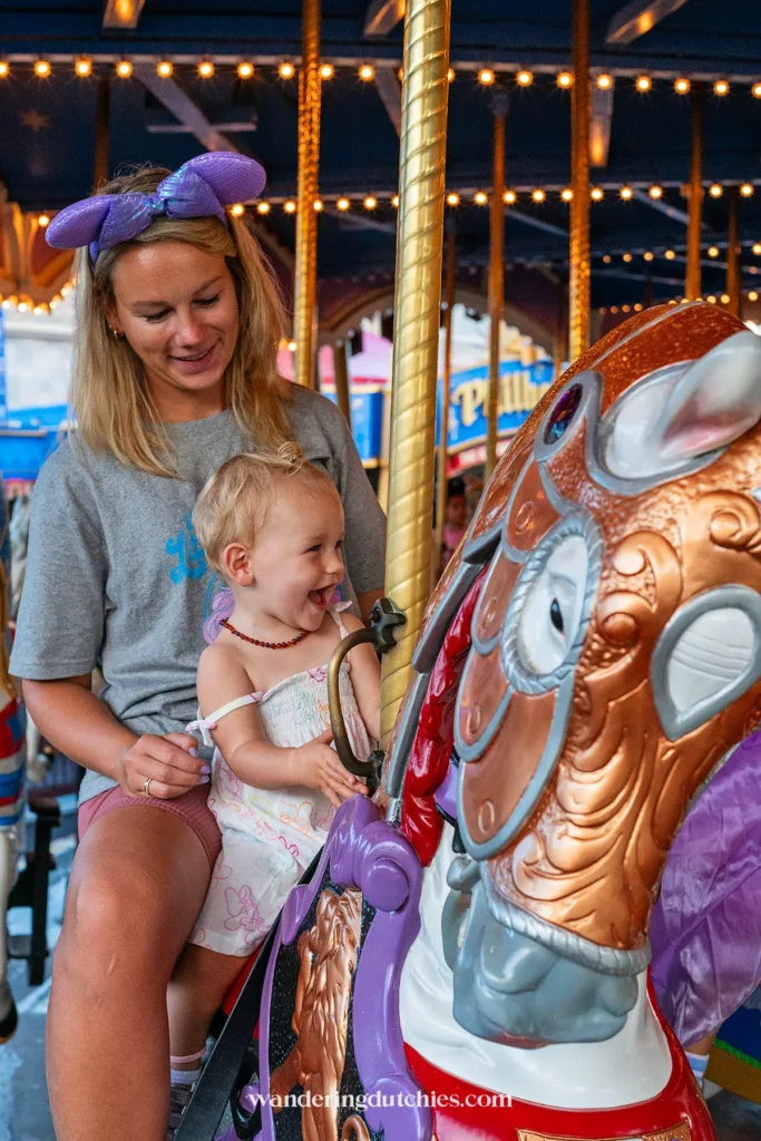 Moeder en peuter op een vrolijke draaimolen in Magic Kingdom Orlando.
