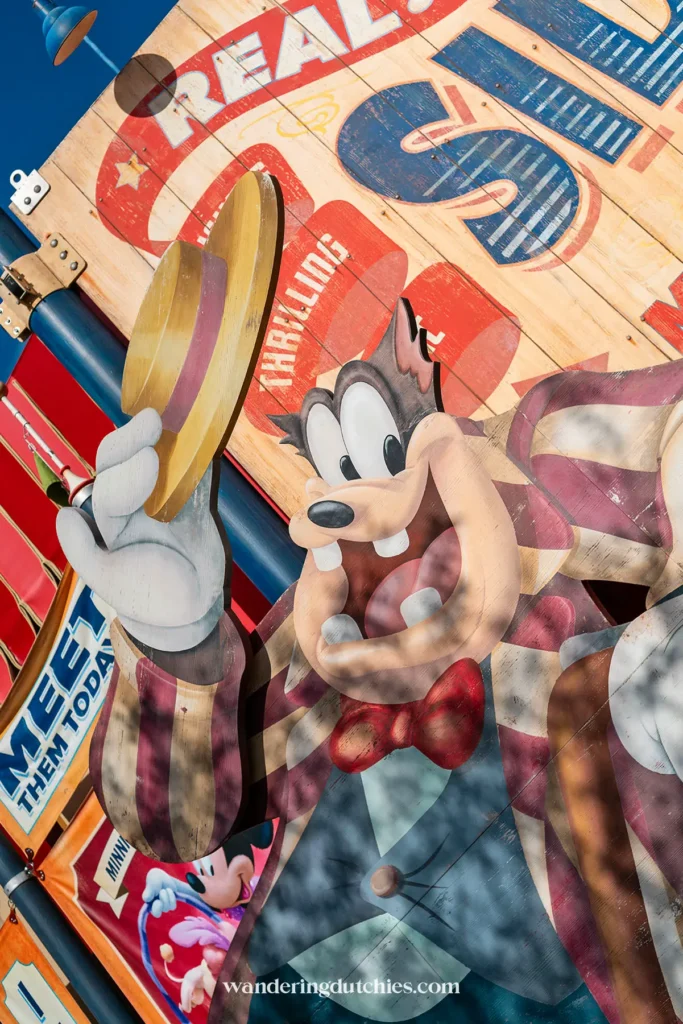 Detailfoto van kleurrijke Disney decoratie met Pete in circusstijl in Walt Disney World.