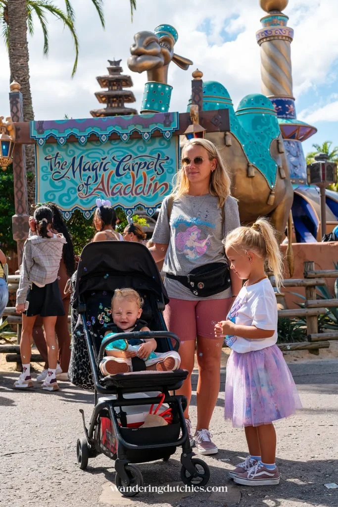 Moeder met kinderen bij de attractie The Magic Carpets of Aladdin in Magic Kingdom Orlando.