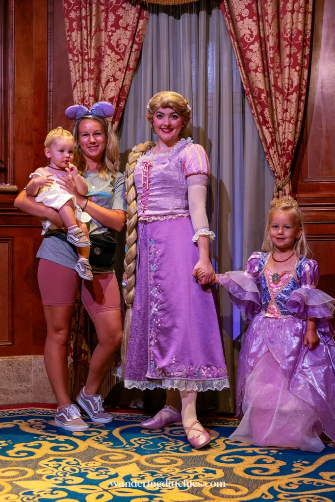 Moeder en dochters ontmoeten Rapunzel tijdens een meet & greet in het Disney Park.