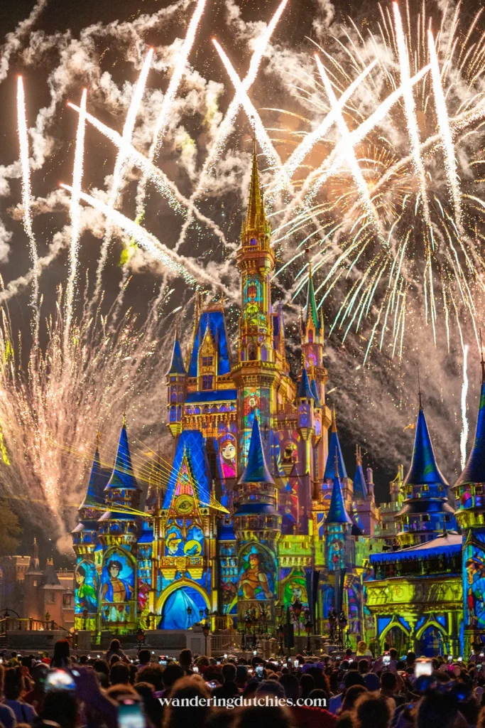 Magische vuurwerkshow boven het kasteel in Magic Kingdom Orlando, vol projecties en kleuren.