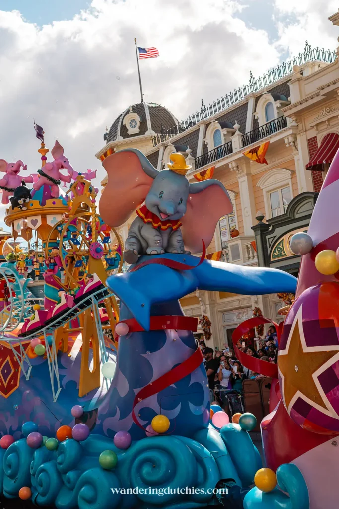 Paradewagen met Dumbo tijdens een kleurrijke parade op Main Street in Walt Disney World.