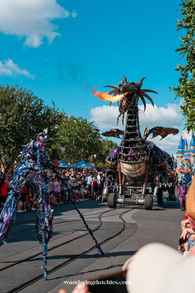 Vlammen spuwende draak tijdens de Festival of Fantasy parade in het Disney Park.