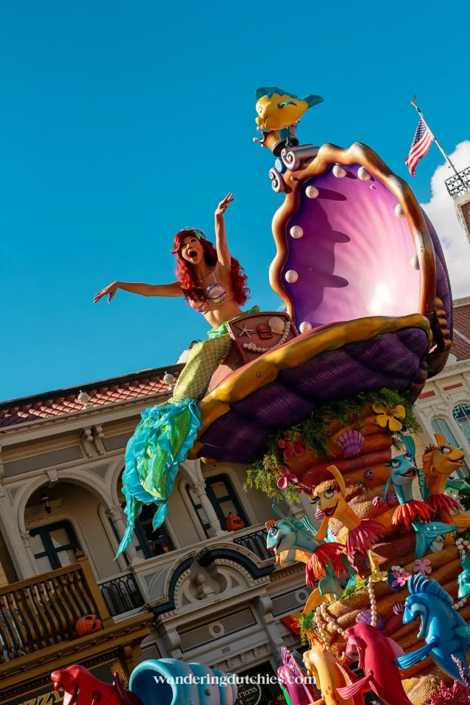 Ariel op haar schelpenwagen tijdens een kleurrijke parade in Magic Kingdom Orlando.