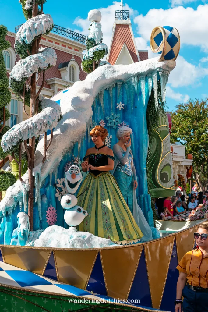 Frozen-paradewagen in Magic Kingdom met Anna, Elsa en Olaf tijdens de Disney-parade in Walt Disney World.