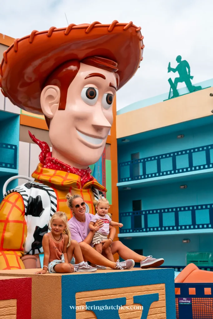 Meisje in Minnie Mouse badpak bij het zwembad van Disney’s All-Star Movies Resort.