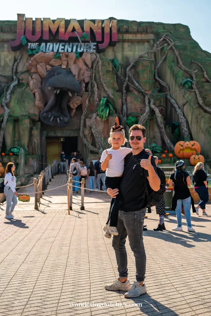 Vader met dochter voor de ingang van Jumanji The Adventure in Gardaland