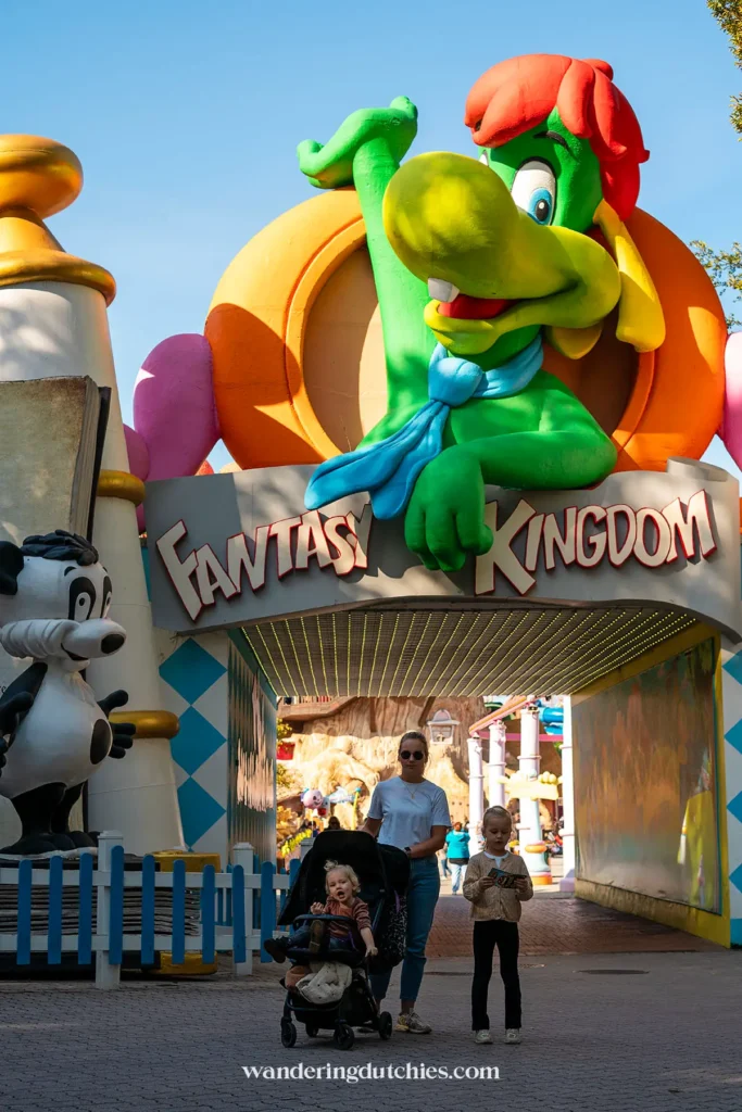 Familie wandelt onder de ingang van Fantasy Kingdom in Gardaland