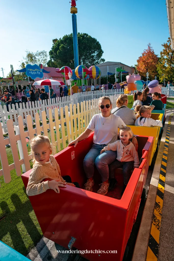 Moeder met twee kinderen in het treintje van Peppa Pig Land in Gardaland