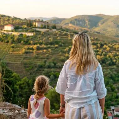 Moeder en dochter kijken uit over de heuvels van Albanië tijdens hun rondreis met kinderen – kosten rondreis Albanië in beeld gebracht