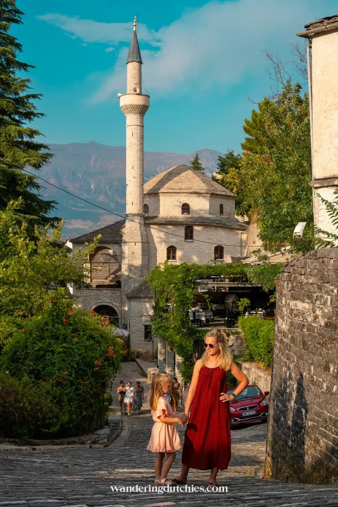 Wandeling door de charmante straten van Gjirokaster met uitzicht op de historische moskee
