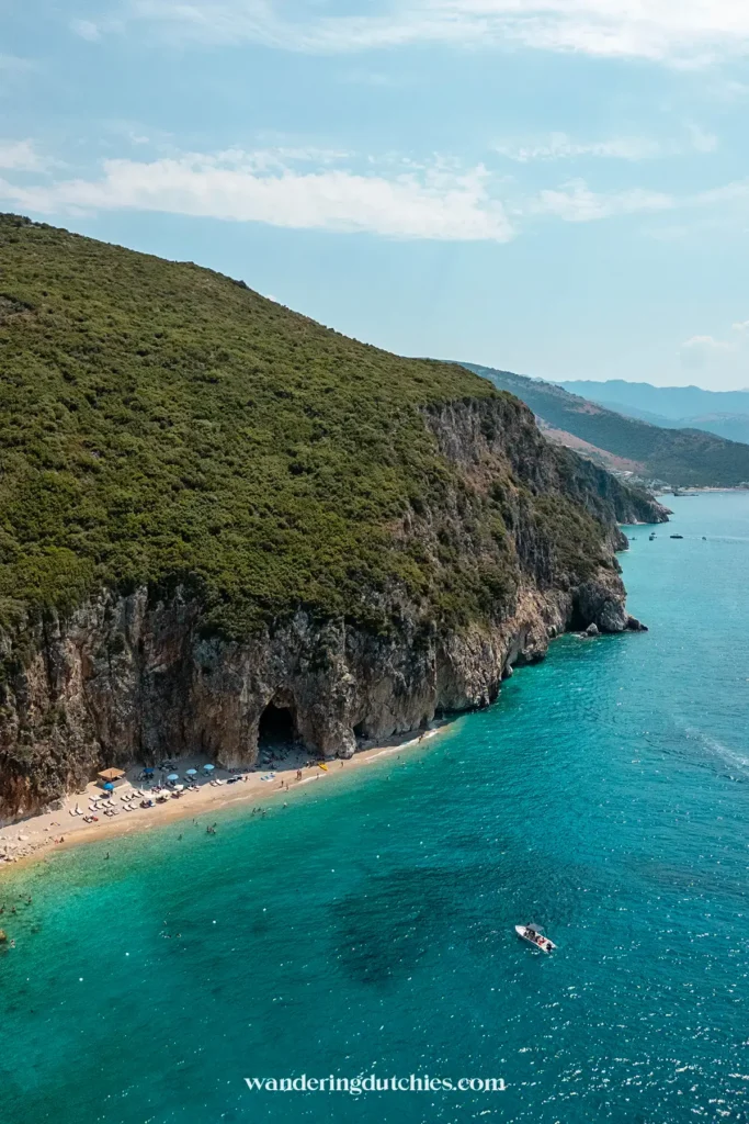 Een dronefoto van het alleen per boot bereikbare Pigeon Cave in Albanië