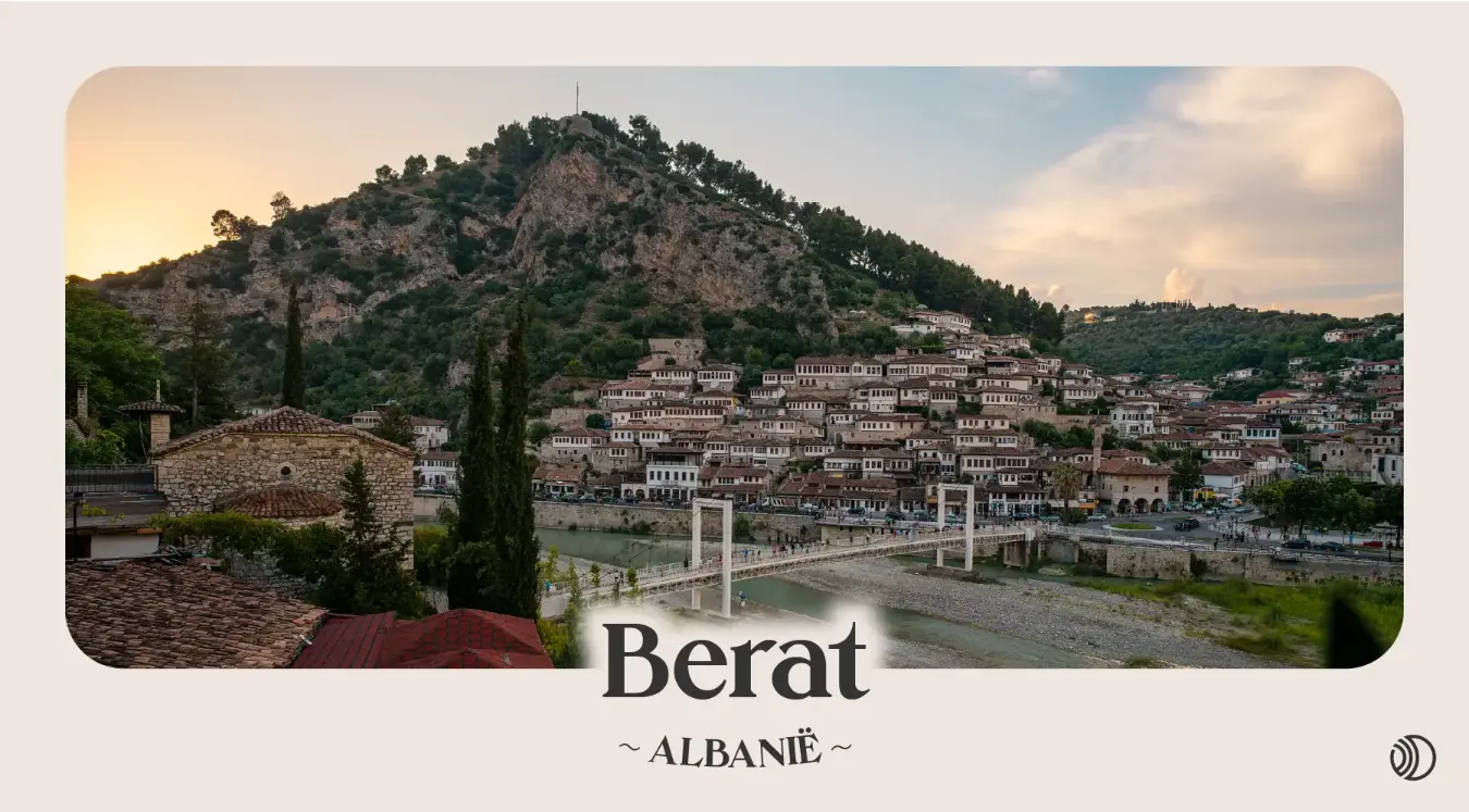 Panorama van Berat met de karakteristieke witte huisjes tegen de heuvel en de brug over de Osum-rivier, Albanië