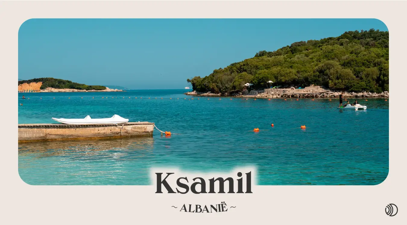 Helderblauw water en eilandjes bij Ksamil met waterfietsen en zwemmers, strandbestemming in Albanië