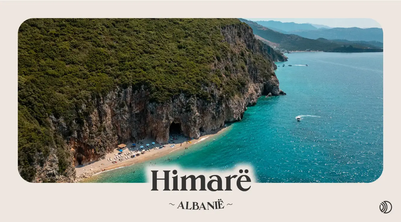 Dronebeeld van verborgen strand bij Himarë met steile kliffen en turquoise zee aan de Albanese Riviera