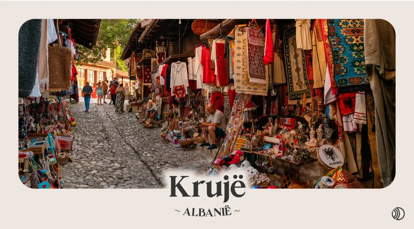 Authentieke bazaar van Krujë met traditionele souvenirs, tapijten en lokale ambachten, Albanië