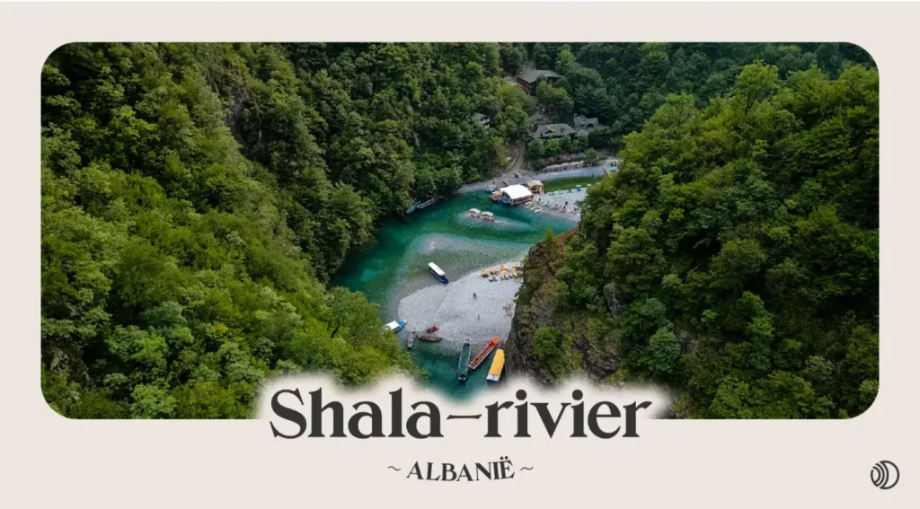 Dronebeeld van de Shala-rivier met helderblauw water, strand en groene bergen, verborgen parel in Albanië