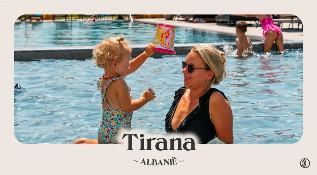 Moeder en peuter spelen samen in een zwembad in Tirana, Albanië, gezinsvriendelijke bestemming in de zomer