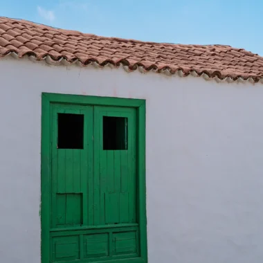 Typisch groen houten raam in een wit huis in het historische dorpje Teguise op Lanzarote, Canarische Eilanden.