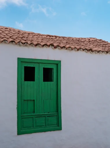 Typisch groen houten raam in een wit huis in het historische dorpje Teguise op Lanzarote, Canarische Eilanden.