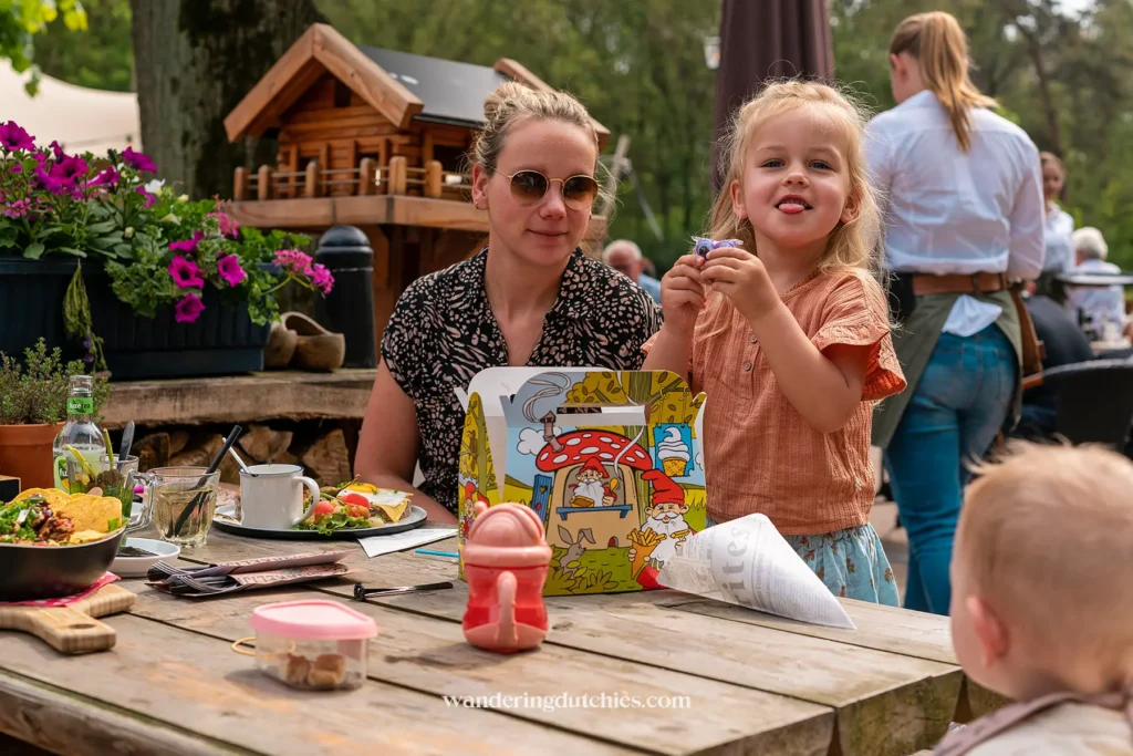 Kindvriendelijke lunch bij Boscafé de Busjop in Heythuysen met kinderbox op het terras