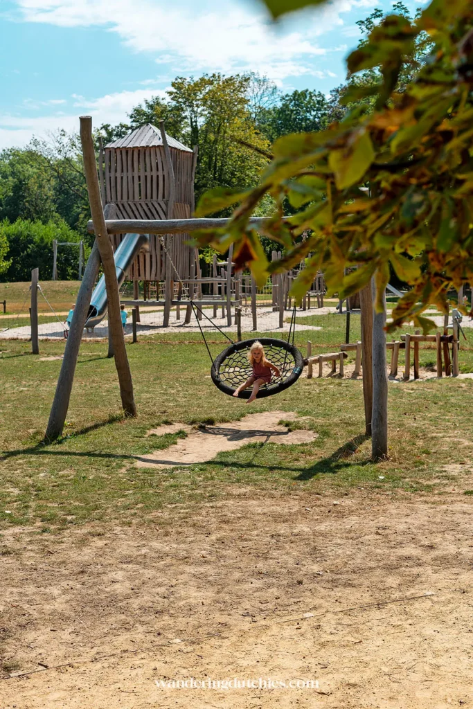 Kind op grote nestschommel in de speeltuin van Kanjel in Maastricht