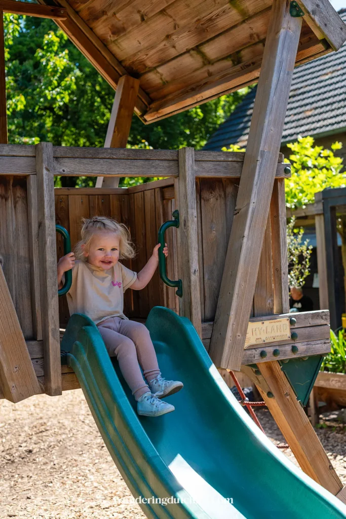 Peuter glijdt van glijbaan in speeltuin bij kinderboerderij Daalhoeve in Maastricht