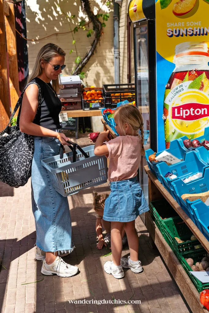 Kinderen winkelen bij boerderijwinkel van Daalhoeve, een leuk uitje in Maastricht met kinderen