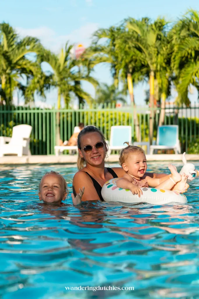 Moeder met kinderen zwemmen in motelzwembad in de Everglades, Florida