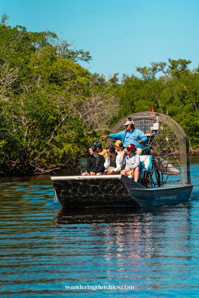 Airboat tour door de Everglades in Florida met gids en toeristen op het water