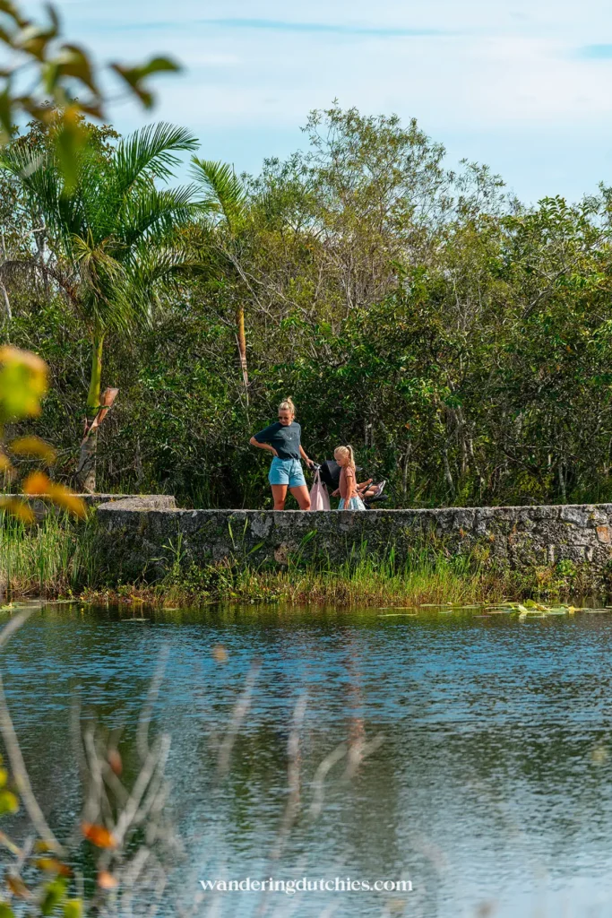 Moeder en dochter wandelen langs het water op de Anhinga Trail in de Everglades, Florida