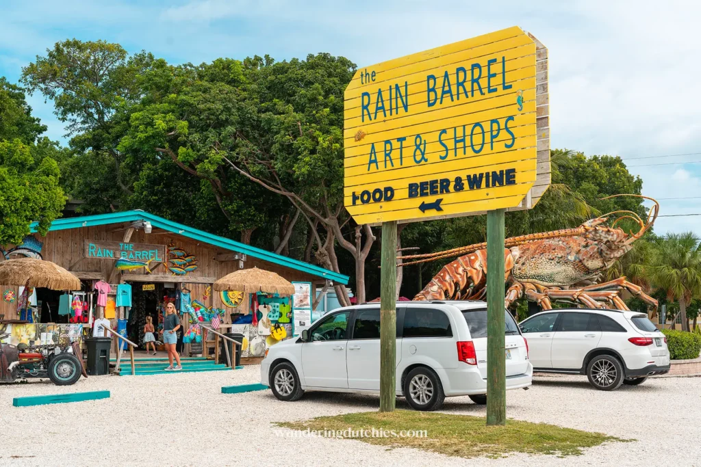 Toeristische stop bij The Rain Barrel Art & Shops in de Florida Keys met de reusachtige kreeft voor de deur