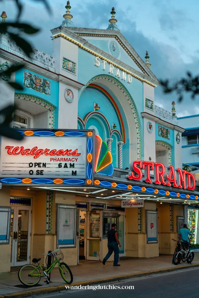 Historische gevel van The Strand in Key West met Walgreens neonreclame en fietsen bij de ingang.