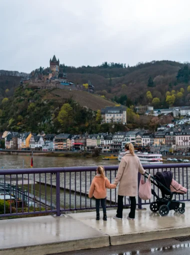 Mother with children looking out at Reichsburg Cochem above the Moselle.