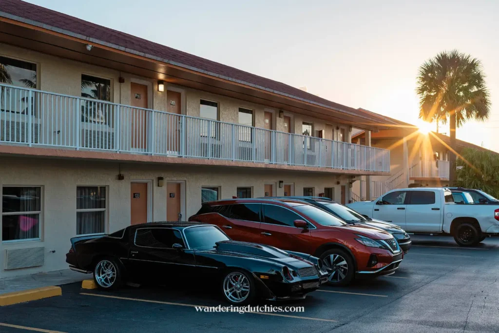 Autorijden in Florida: Auto's geparkeerd voor typisch Amerikaans motel bij zonsondergang