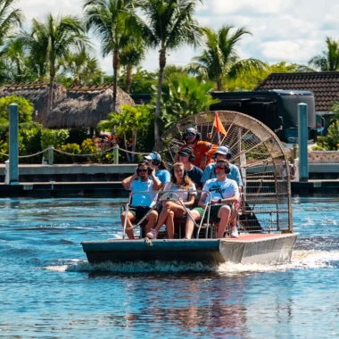 Airboattour in de Everglades Florida met kinderen, populaire activiteit om alligators en wildlife te spotten tijdens een roadtrip