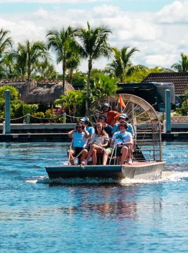 Airboattour in de Everglades Florida met kinderen, populaire activiteit om alligators en wildlife te spotten tijdens een roadtrip
