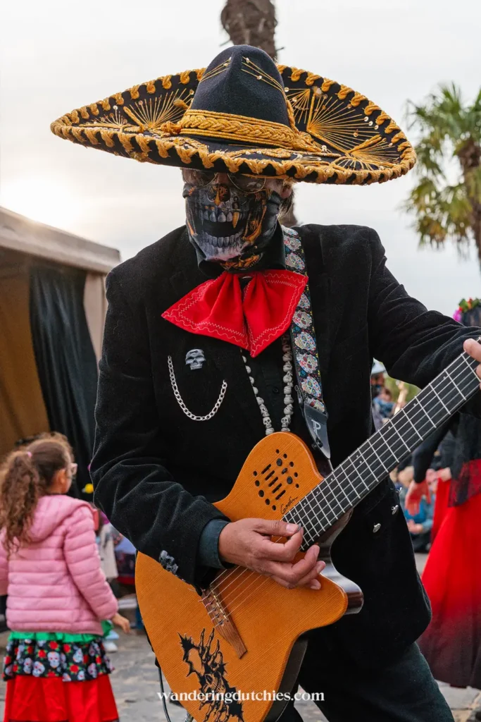 Muzikant met sombrero speelt gitaar tijdens Halloween in Pairi Daiza.