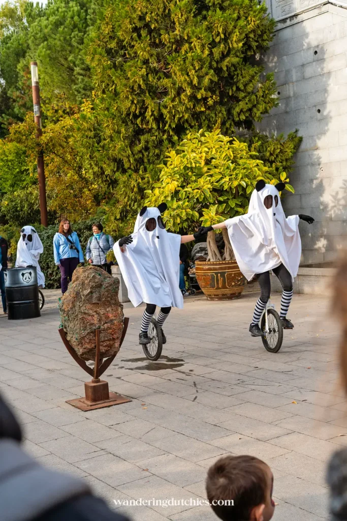 Kinderen verkleed als spook rijden op eenwielers tijdens Halloween in Pairi Daiza.