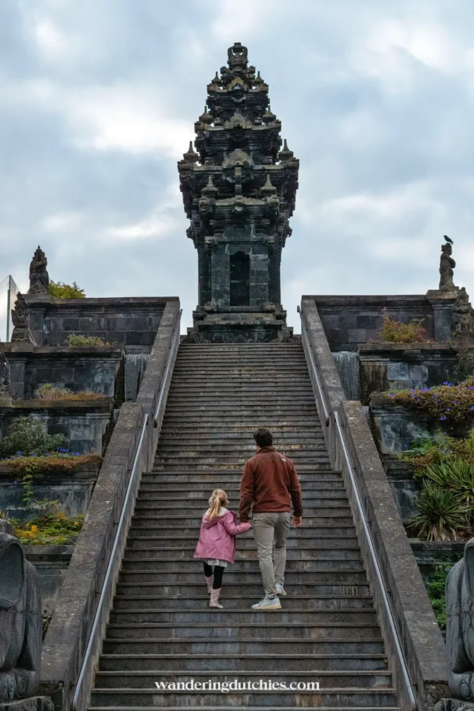 Vader en dochter beklimmen trap bij Indonesische tempel in Pairi Daiza