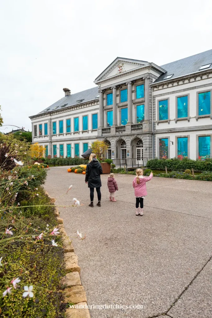 Moeder met twee kinderen loopt richting het aquariumgebouw van Pairi Daiza