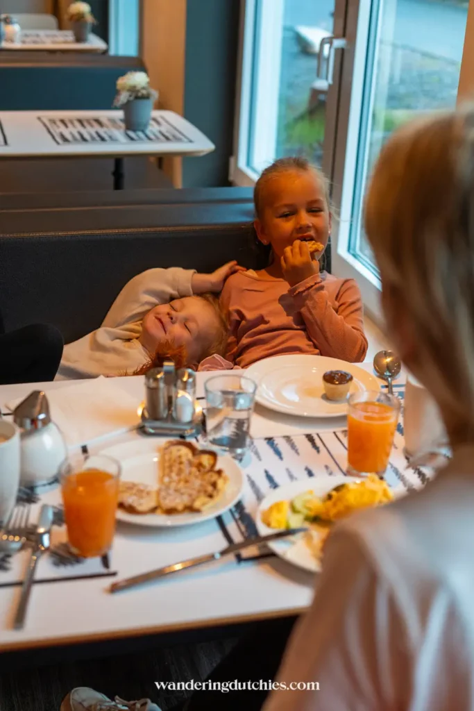 Ontbijten met kinderen in hotel bij Frankfurt Airport voor vroege vlucht