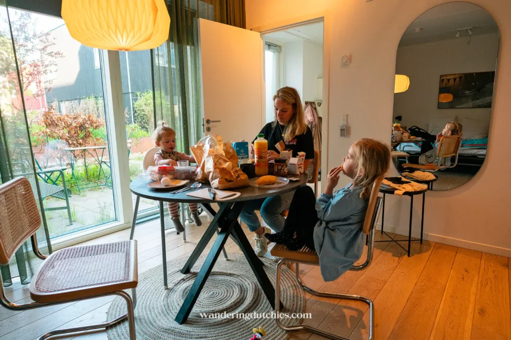 Ontbijten in een licht appartement in Kopenhagen met de kinderen aan tafel