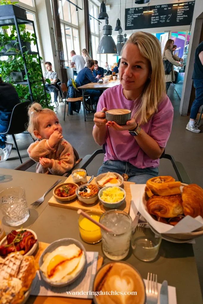 Brunch met kleine gerechtjes, koffie en sapjes in een café in Kopenhagen
