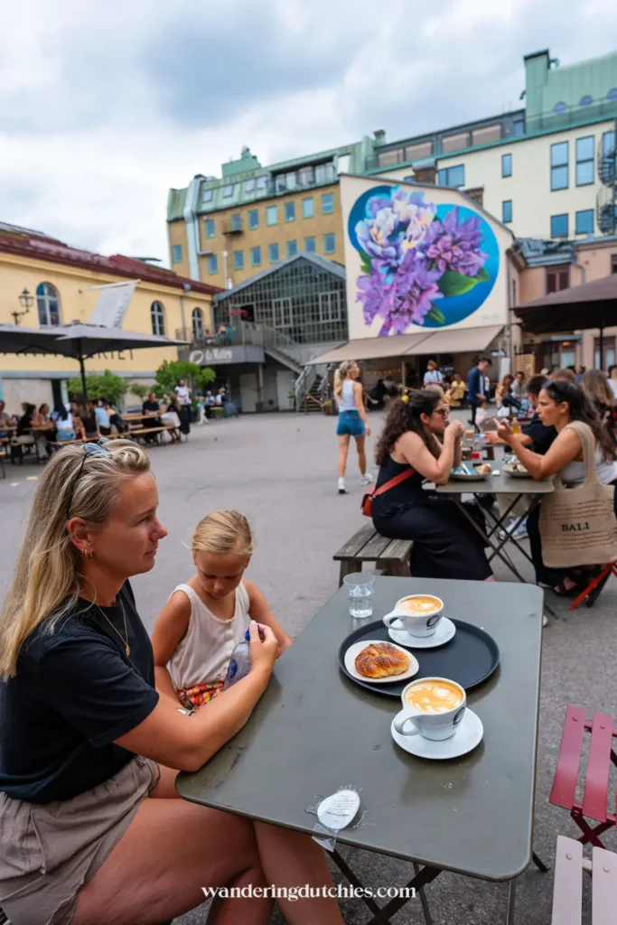 Moeder en dochter drinken koffie op het terras van Da Matteo in Göteborg tijdens een fika-pauze.