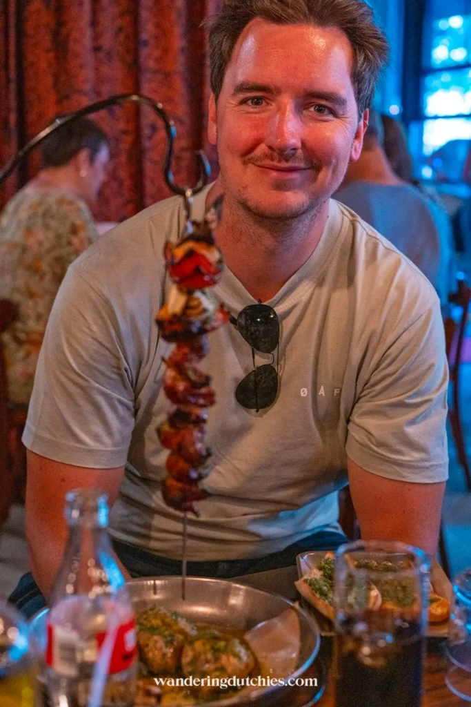 Man eet spies met gegrilde groenten bij restaurant Spanska Köket in Göteborg.