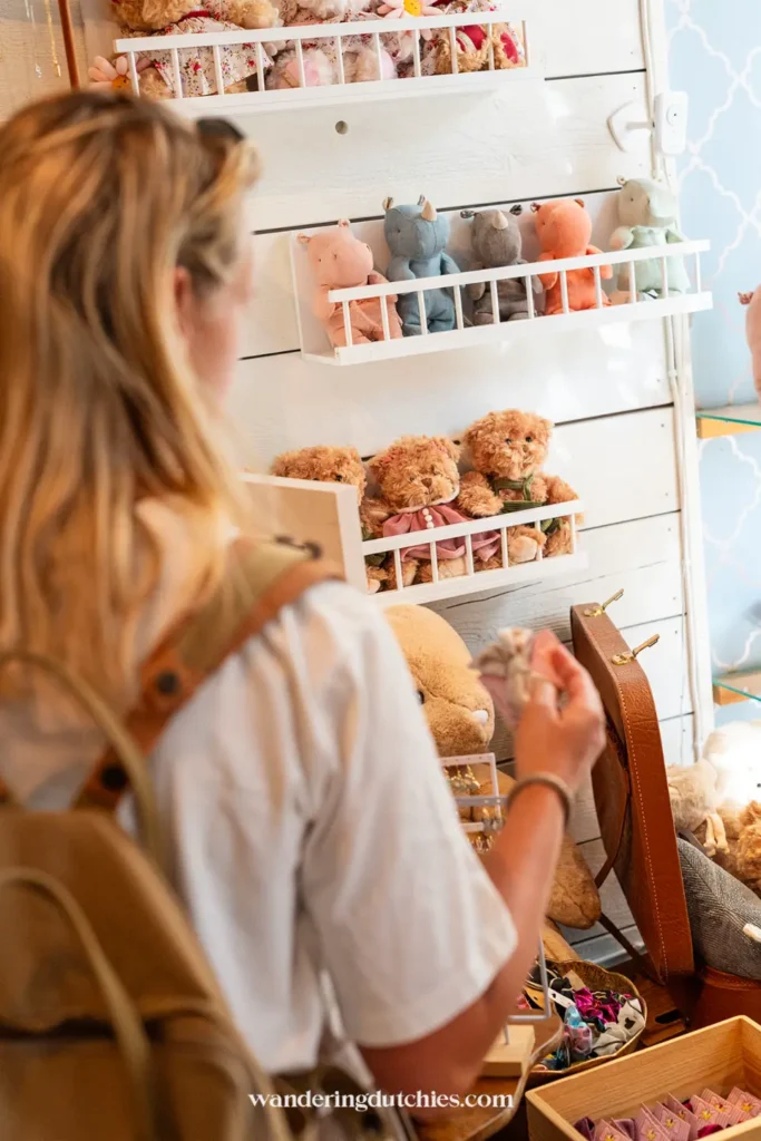 Vrouw bekijkt knuffels en speelgoed in winkel Millefiori in Haga, Göteborg.