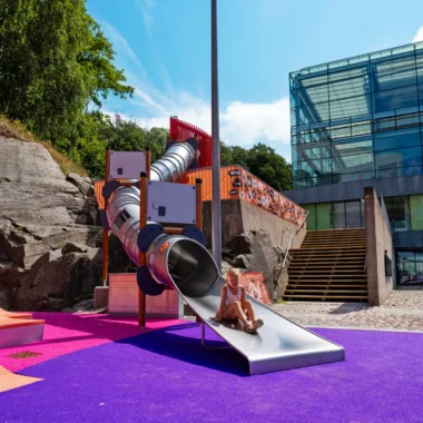 Kind glijdt van een glijbaan naast het Universeum in Göteborg, een populair wetenschapsmuseum voor kinderen in Zweden.
