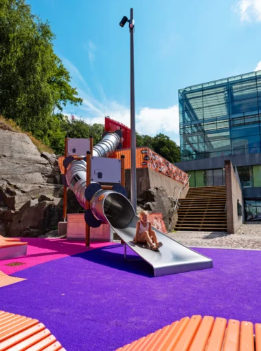 Kind glijdt van een glijbaan naast het Universeum in Göteborg, een populair wetenschapsmuseum voor kinderen in Zweden.